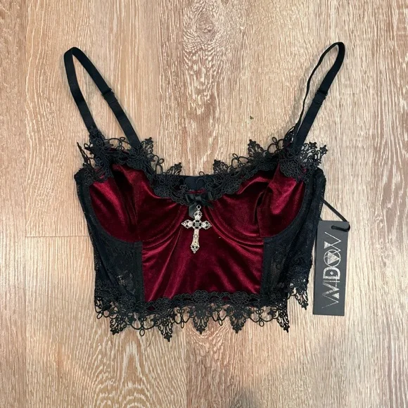 Dolls Kill Widow red and black velvet crop top
Size XXS
Brand new with tags - Picture 1 of 4